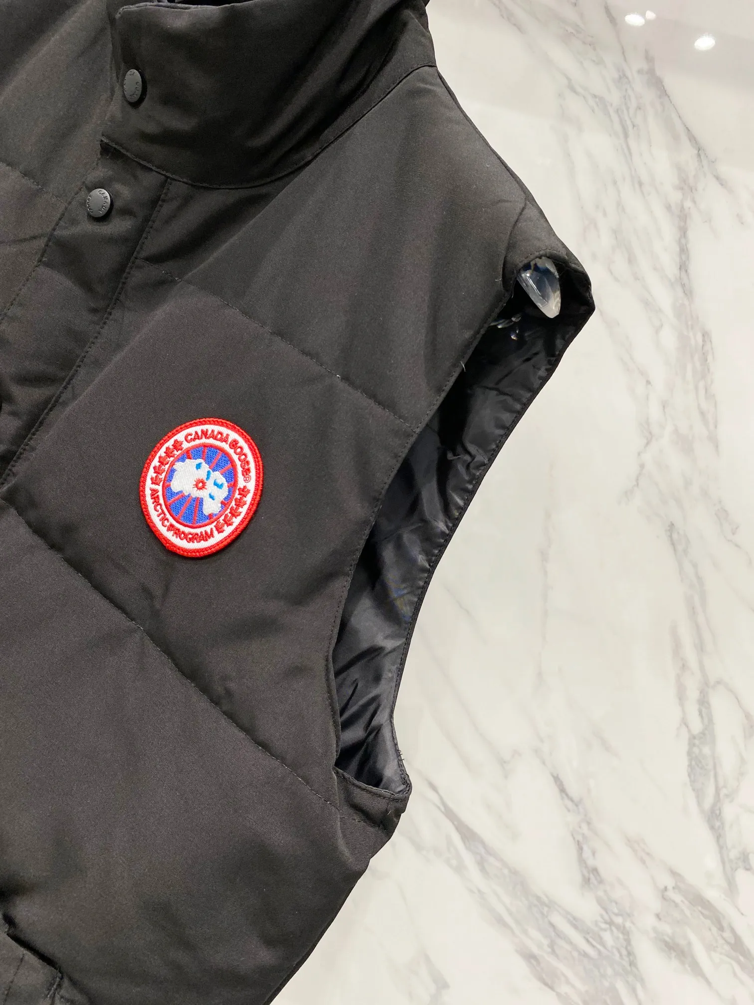 P360 CANADA GOOSE / Freestyle Crew vest 4154M Canada Goose vest for men and women. Canada Goose has always been recognized as the warmest down jacket. Various Instagram celebrities, Internet celebrities, and celebrities often wear it for street photos. This is my fifth year of going out for Canada Goose. I make Canada Goose every year, but I still can’t get rid of my love for the goose. No matter how cold the days are, there is no need to be afraid! Because of the care of the big goose ♦The down vest is definitely an artifact of the concave shape in autumn and winter!!! The world's most popular down vest will be shipped in 2024!!! ♦Order model for trading companies, exclusively launched! The counters purchase at the same time through the same channel. ♦The high-density gall-free fabric and anti-drilling velvet technology is a strong proof of authenticity and cannot be compared with ordinary imitations. It is a high-quality product from the channel, and every detail is perfectly presented.  ♦A down vest for autumn and winter. Would you be worthy of yourself if you don’t buy Canada Goose? If you want to be beautiful but also keep warm, Canada Goose can give you what you want. ♦Everyone on earth knows about Canada Goose! I won’t say much, just take a look at the real-life details to get a feel for the product! The double-layer pocket design on the clothes is more convenient. The buttons are engraved with letters. The details are perfect. The neckline is designed to fit the skin to keep warm and comfortable. The second thing is to wear it correctly. The key is to consider the autumn and winter clothing matching. Look at the details to feel it. The best proof is the quick rebound when you press it. Color: black, off-white, gray. Size: M~2XL